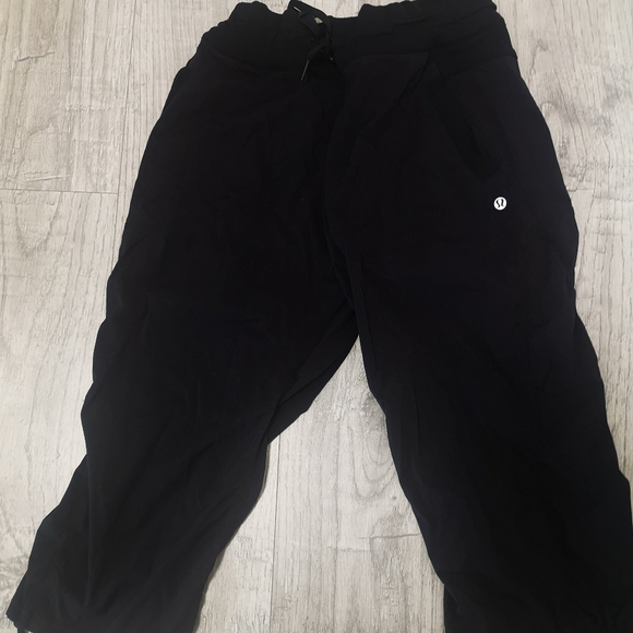 Lululemon studio crop in dark blue - Picture 4 of 4